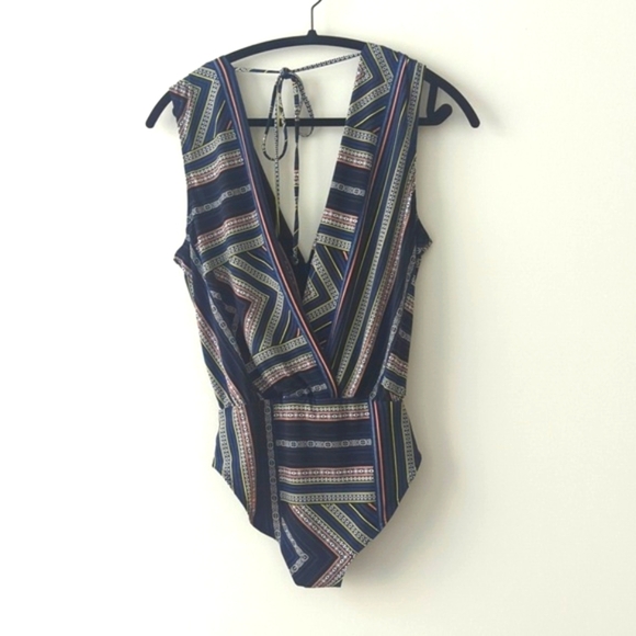 BCBGeneration multicolor bodysuit size XS V-neckline‎ Sleeveless New - Picture 5 of 5